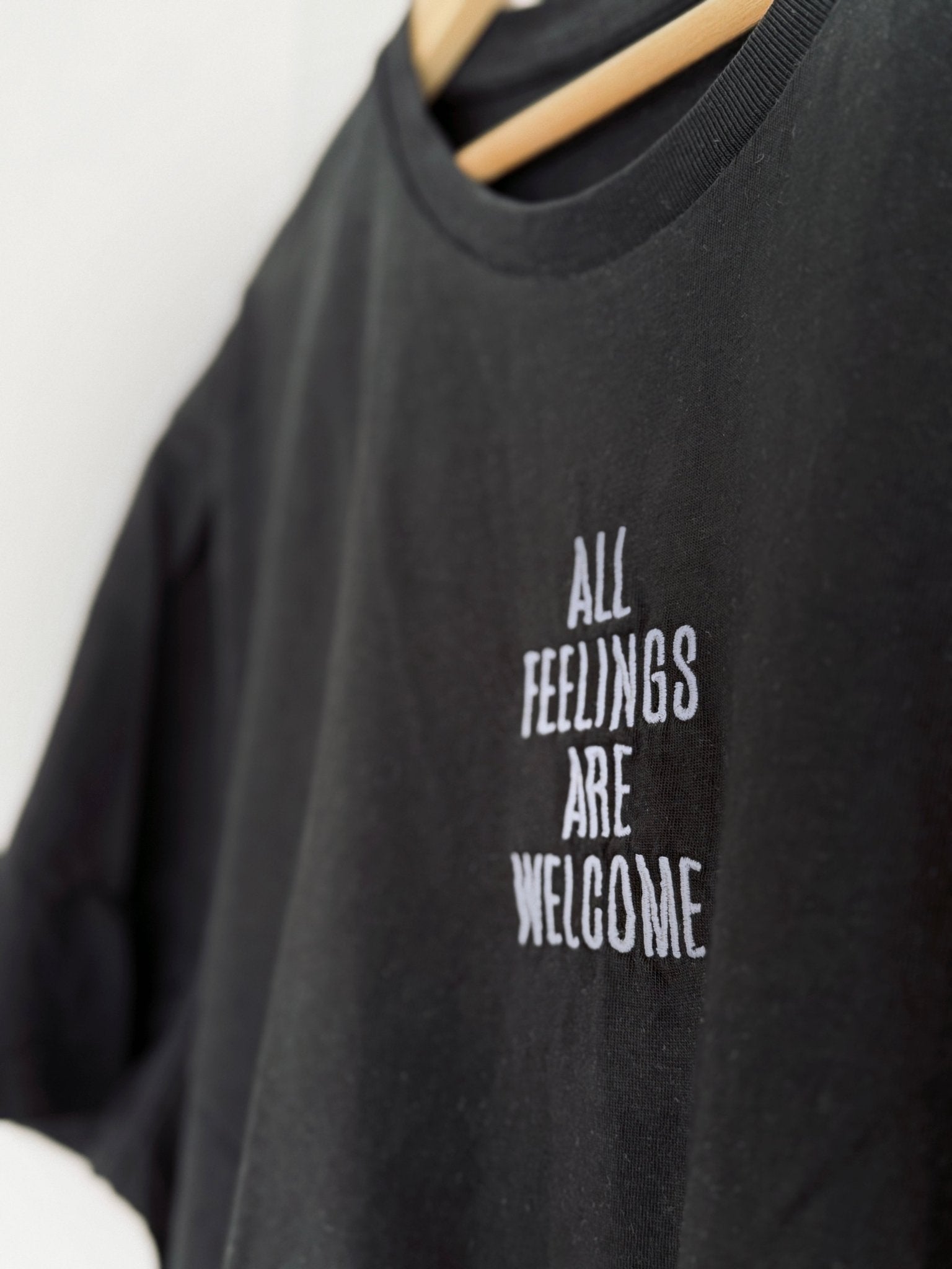 Organic T-Shirt ALL FEELINGS ARE WELCOME Stick | unisex | Schwarz - Studio Schön®