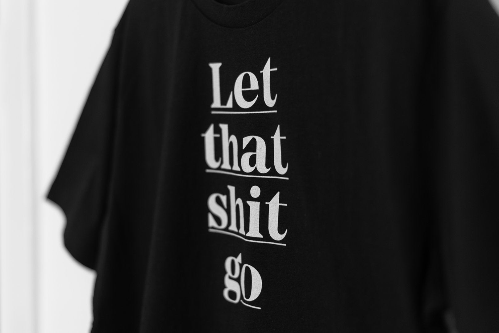 Organic T-Shirt LET THAT SHIT GO | unisex | Schwarz - Studio Schön®